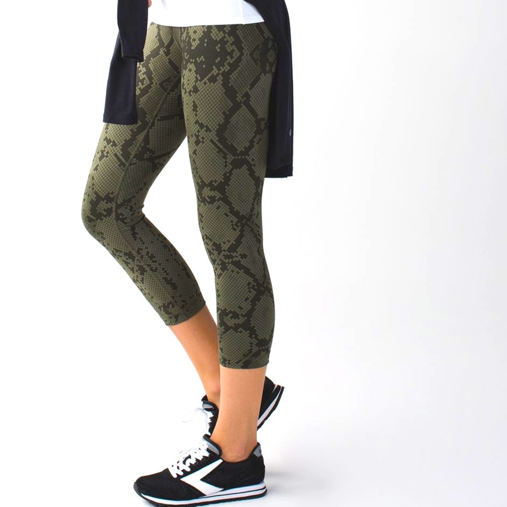 Lululemon Wunder Under Crop III *Full-On Luon